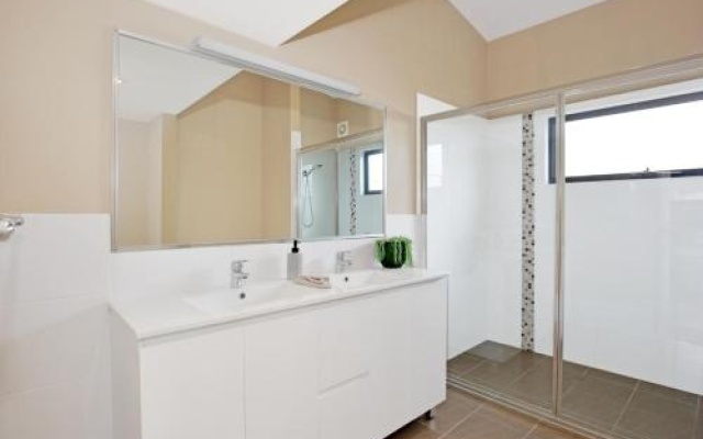 Panorama @ the Lake - Pet Friendly - 15 Mins to Hyams Beach – Bathroom – St. Georges Basin
