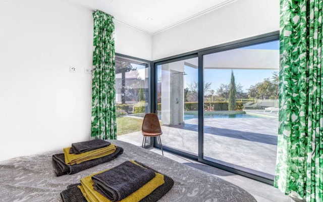 Casa Blanca Magnificent 4 Bedroom Villa With MOD