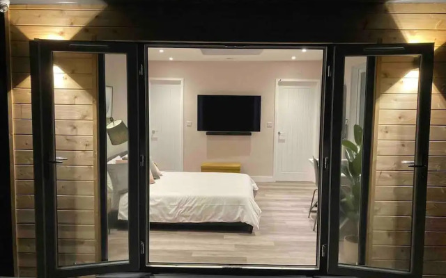 Contemporary Guest House With Outside Barrel Sauna