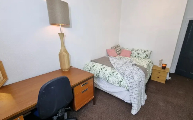 Spacious 4-bed House Great Location Coventry
