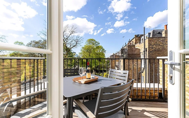 Stylish Chelsea Escape With Private Outdoor Oasis!