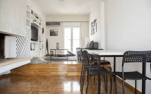 Amazing Renovated Penthouse In Pagkrati