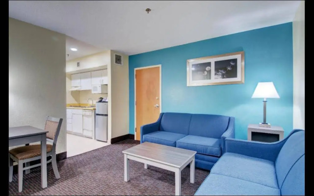 Plymouth Bay Inn and Suites