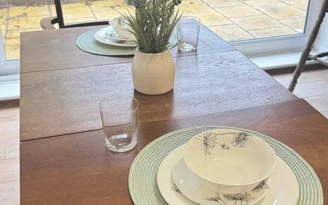 Charming Luton Home for Families & Business Stays