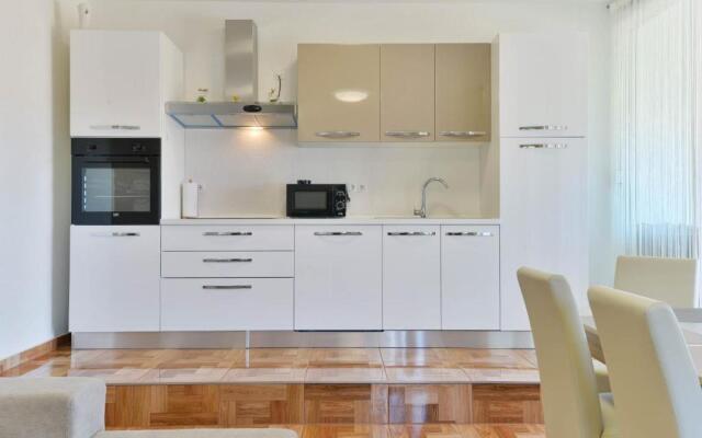 Pool apartment Leonardo