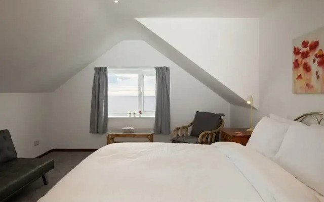 Stunning Beachfront Apt w Balcony Sea Views