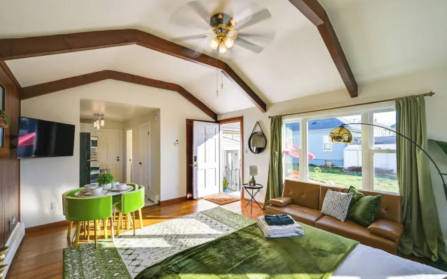 1 Mi to Downtown Salem: Studio w/ Fire Pit Access