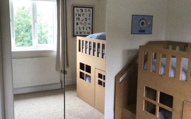 Beautiful Large 4-bed House, Close to Celtic Manor