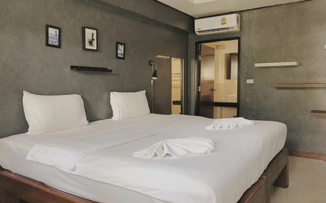 The Reef Hotel & Studios