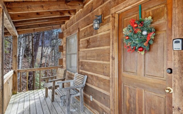 Pappy's Peak 2 Bedroom Cabin by RedAwning