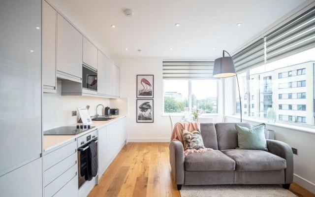 Deluxe & Chic 1 & 2 Bed Apts near Heathrow, Legoland, & Windsor Slough