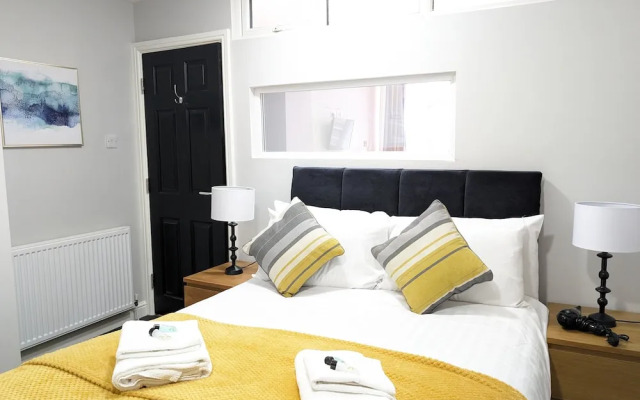 Coasters Hotel & Apartments