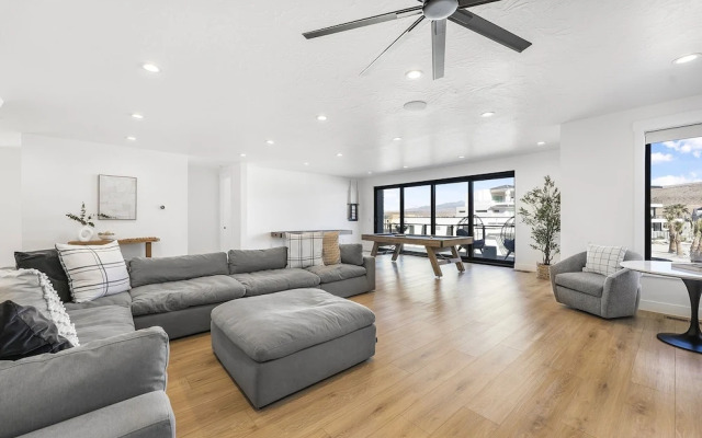 Sunny Days 7 Bedroom Home