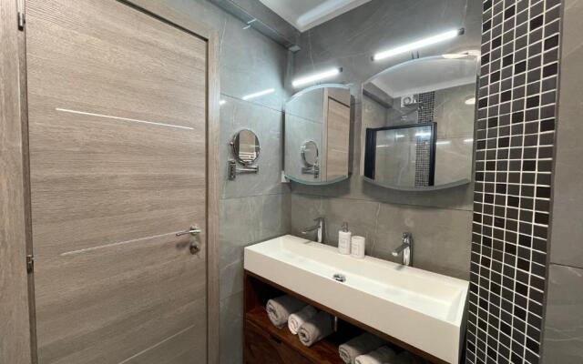 Charming AC 2-bedroom apartment Antibes city center family, couples friendly