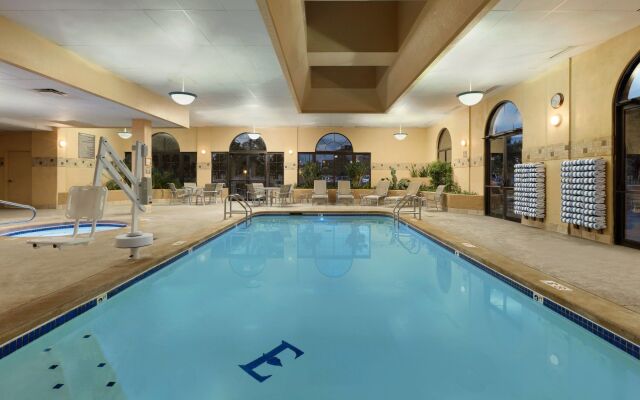 Embassy Suites by Hilton Kansas City International Airport