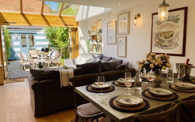 Dolls House - Luxury Townhouse - From 400 Per Night