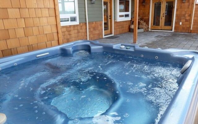 Spacious Five Peaks Home with Soaking Tub and BBQ by RedAwning