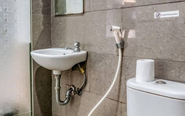 RedDoorz Plus near Mall Taman Anggrek 2