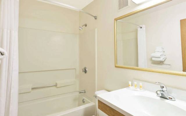 Days Inn by Wyndham Brunswick Bath Area