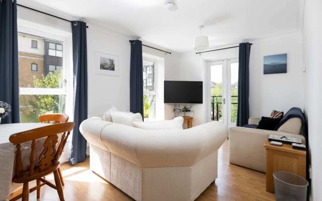 Modern 2 Bed, for up to 4, Excel/city Airport