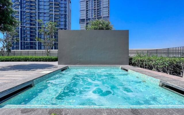 Bright 2BR in top Creek Rise Tower