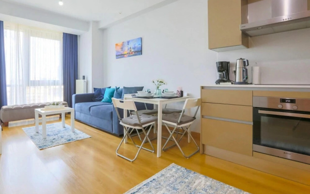 Business-friendly Res With Pool in Fikirtepe