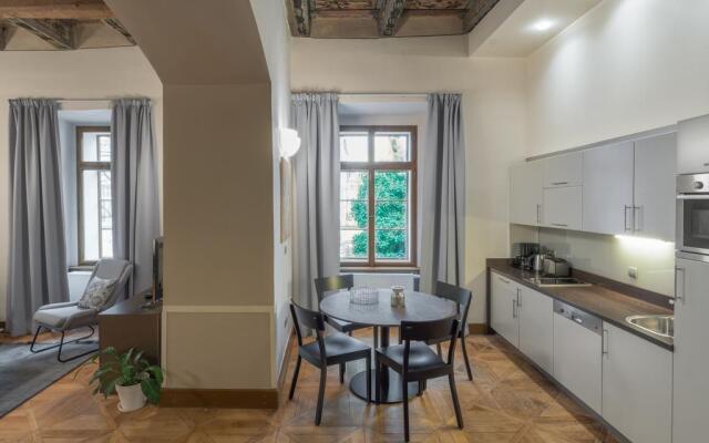 3 Epoques Apartments by Adrez Living