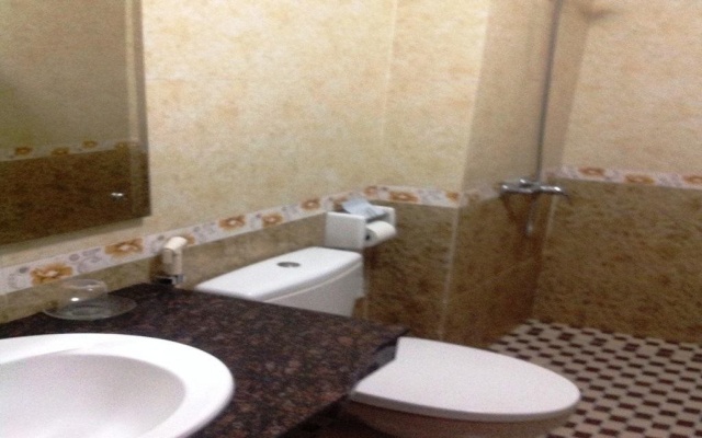 Vuong Hoan Hotel 2 – Bathroom – Vinh