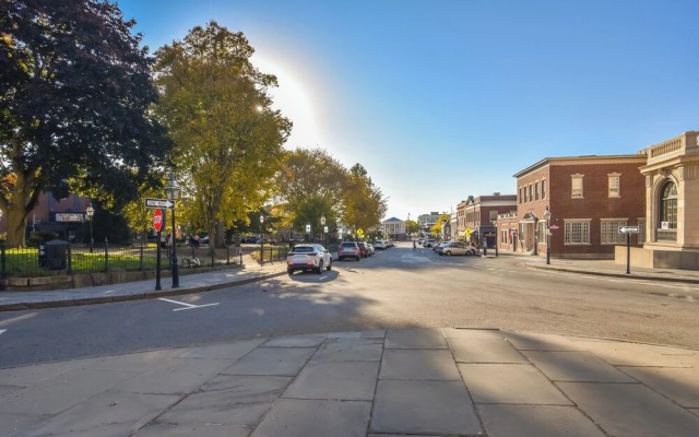 Walk to Bowen's Wharf: Condo in Dtwn Newport