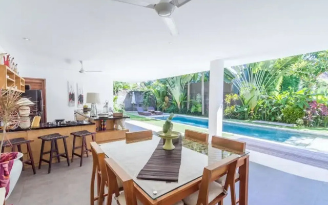 Colorful Private Villa 3 BR, Seminyak With Staff