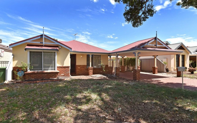 Redcliff Home Close to City & Airport