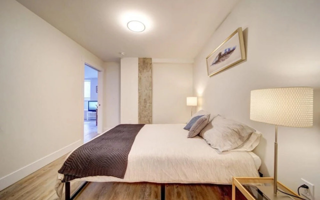 Luxurious Modern 2BR Condo Slps-5 Coffee AC Wifi