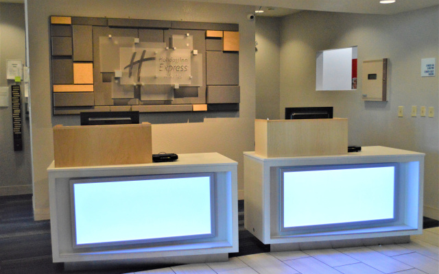 Holiday Inn Express & Suites Batesville by IHG