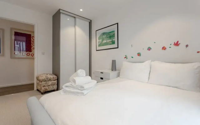 Modern 3 Bedroom Top Floor Apartment