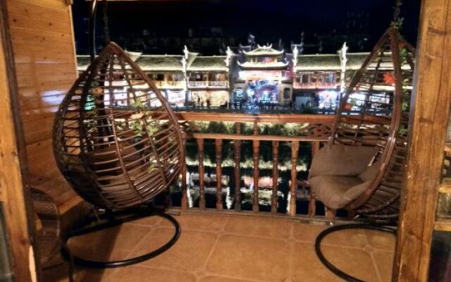 Yilushang Inn (Fenghuang Hanging Building)