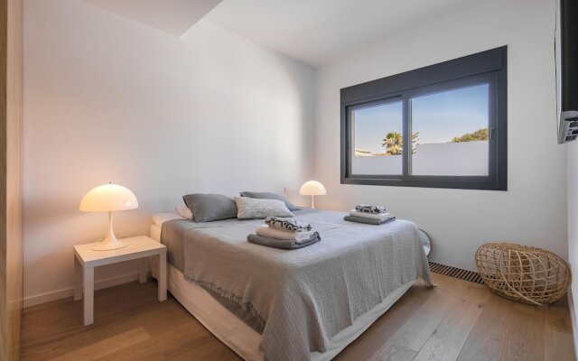 Villa first line beach, 6 bedrooms, private pool, Costabella, Marbella