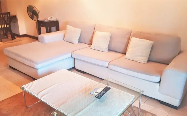 Lovely 2-bed Apartment in Pratumnak With Pool View