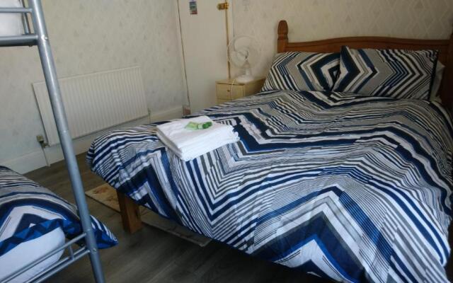 Renovated 4-bed Home - Sleeps 9 - Parking - Spa