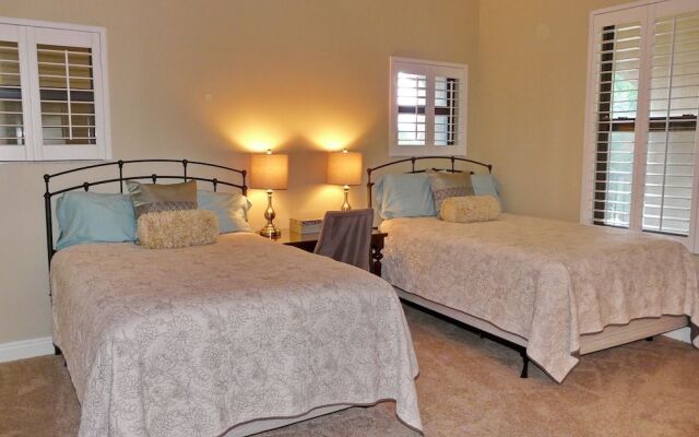 Luxurious Esplanade Condo Overlooking bay