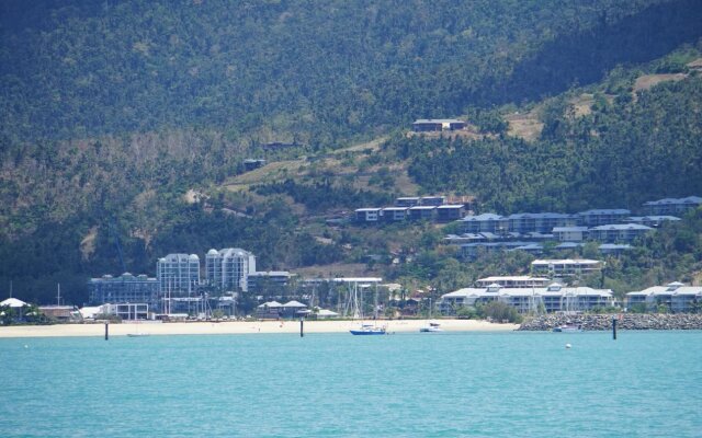 Airlie Seaview Apartments