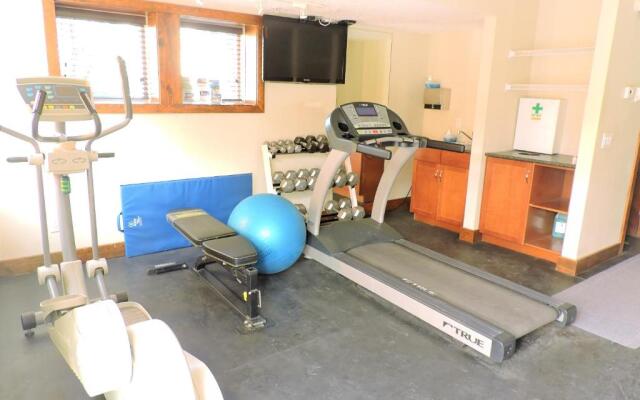 Fenwick Vacation Rentals Spacious Mountain 2 Bedroom with Hot tub