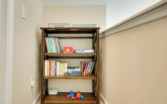 Hike & Ski: Pocono Lake Home w/ Community Perks!