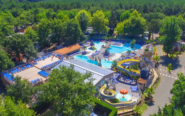 Cozy Mobile Home With Covered Terrace Close to the Beach