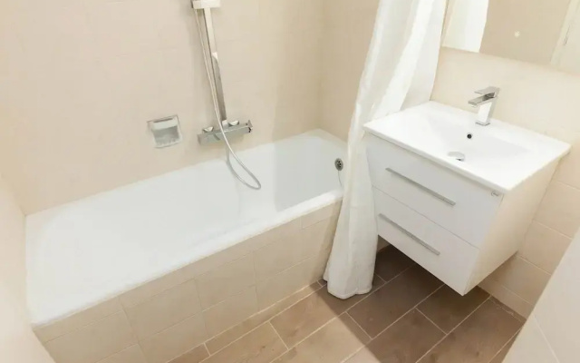 Modern Comfort 1Bd Apt with Balcony