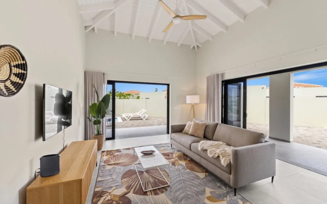 Villa Paradise with pool at mambo beach