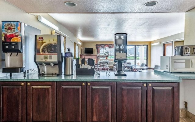 Econo Lodge Inn & Suites
