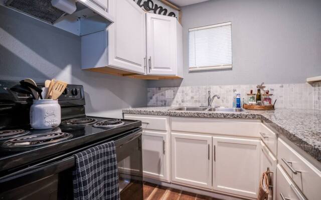 Beautiful King Bed Apartment in Renovated Building