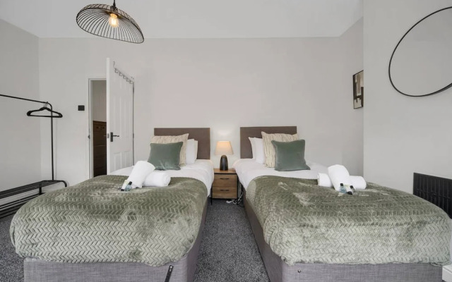Central Chic - Huge Home - Free Wifi