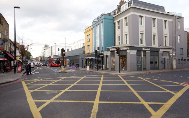 JOIVY English Retro 2BR Apt Near Battersea Park