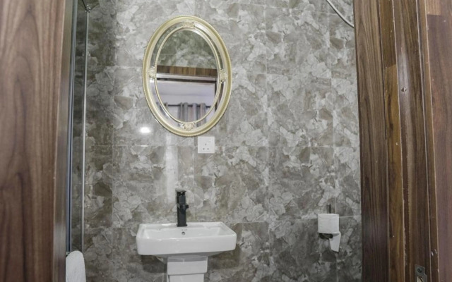 Momak 8 Hotel Adenuga House